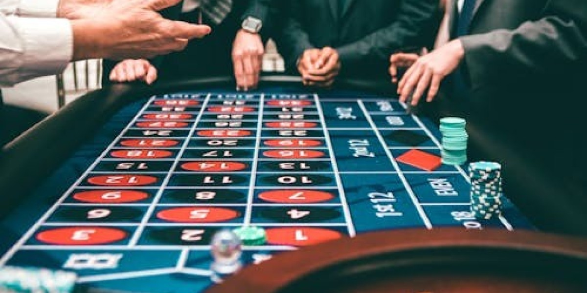 The Psychology of Online Slots: What Makes Players Spin the Reels?